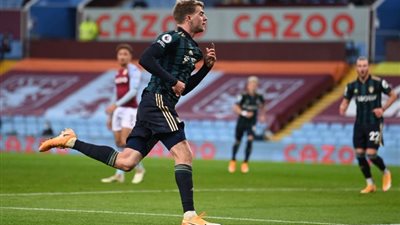 هاتريك بامفورد يقو ليدز يونايتد لسحق أستون فيلا في الدوري الإنجليزي