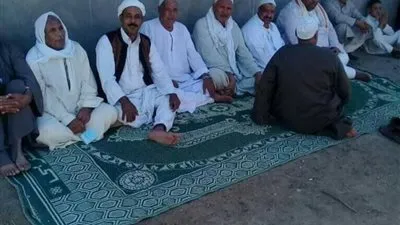 مواطنون يفترشون الأرض أمام اللجان انتظارا للإدلاء بأصواتهم بالبحيرة (صور)