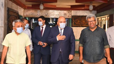 في لفتة إنسانية.. محافظ قنا يرافق مريضا للمستشفى خلال جولته على المقرات الانتخابية