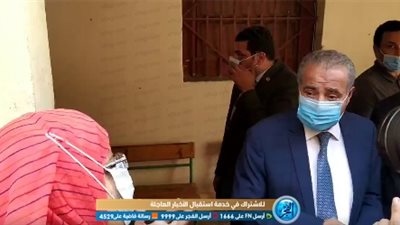 استغاثة مواطنة لوزير التموين خلال الإدلاء بصوته: المرتب مش بيكفي الأكل والشرب (فيديو)