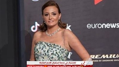 بإطلالة كلاسيكية.. بشرى على الريد كابرت في افتتاح ثاني أيام مهرجان الجونة