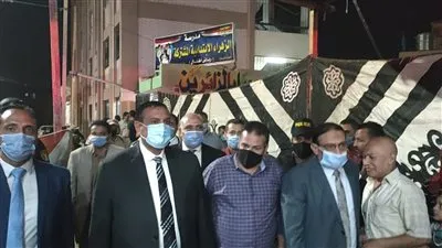 قبل غلق الصناديق.. محافظ البحيرة يتابع سير العملية الانتخابية في لجان أبو حمص (صور)