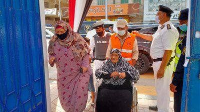 إقبال كبار السن والسيدات.. مشاهد من اليوم الأول لانتخابات مجلس النواب