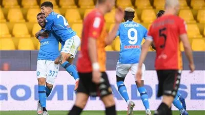 نابولي ينتزع فوزا مثيرا من بينفينتو بالدوري الإيطالي