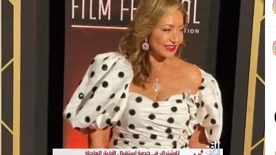 ليلى علوي تتألق بفستان أبيض على الريد كاربت بمهرجان الجونة