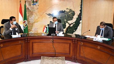 محافظ الفيوم يبحث آليات تنفيذ أعمال تغطية ورصف بحر دار الرماد