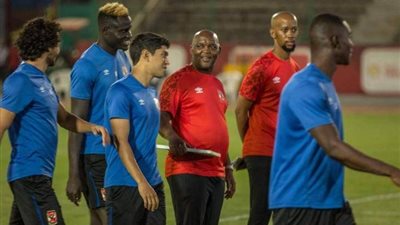 نجم الأهلي يُقرر الرحيل 