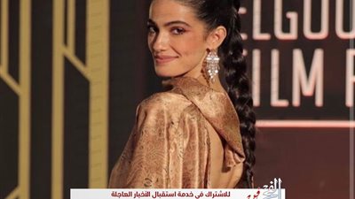 بالضفيرة.. تارا عماد تتألق على الريدكاربت في الجونة