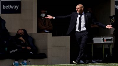 شوستر يفتح النار على زيدان