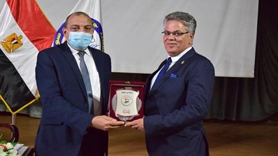 جامعة بني سويف تكرم العمداء السابقين والباحثين الحاصلين على جوائز تشجيعية