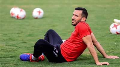 طبيب الأهلي يكشف موعد انتظام علي معلول في التدريبات الجماعية  