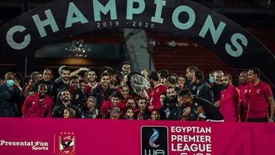 لاعبو الأهلي يحتفلون بدرع الدوري الـ 42 (صور)