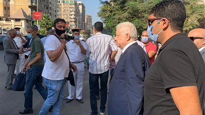 فرض حواجز حديدية أمام قاعة جلسة مرتضى منصور بمحكمة القضاء الإداري 