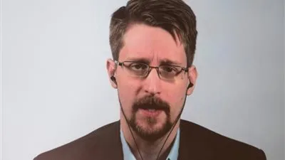 إدوارد سنودن يسعى للحصول على جواز سفر روسي من أجل ابنه المستقبلي