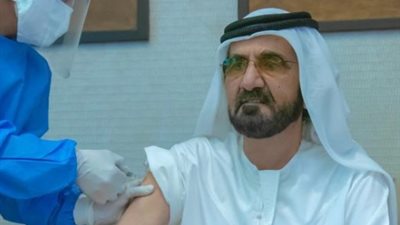 محمد بن راشد يوثق لحظة تلقيه لقاح كورونا
