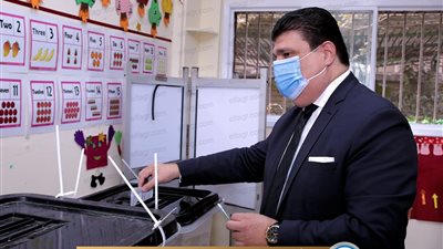 حسين زين يدلي بصوته في انتخابات النواب 2020 (صور)