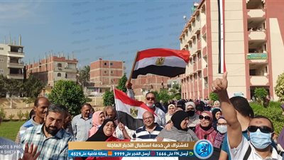 بعلم مصر.. مواطنون يحتفلون خلال التصويت بانتخابات البرلمان في الشرقية (صور)