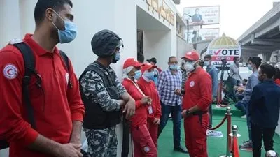 صور.. الهلال الأحمر يعقم الجامعة العمالية للناخبين والمشرفين