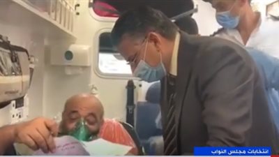 شاهد.. قاض يخرج لمريض في الإسعاف للإدلاء بصوته في الانتخابات