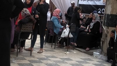 توافد الناخبين على لجنة مدرسة السيدة زينب الابتدائية (صور)