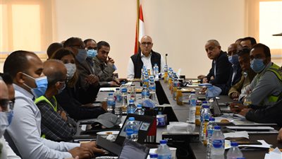 وزير الإسكان يتابع موقف تنفيذ مشروعات المرحلة الأولى بالعاصمة الإدارية الجديدة