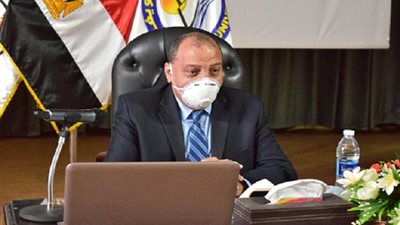 رئيس جامعة بني سويف يستقبل فاعل خير تبرع بأول جهاز غسيل كلوي للأطفال 