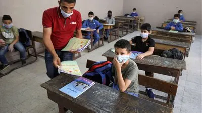 تبدأ بالإنذار.. إجراءات التعليم حيال الطلبة غير الملتزمين بارتداء الكمامة