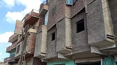 بالصور.. إخلاء منزل لخطورته على السكان تمهيدا لإزالته بطوخ