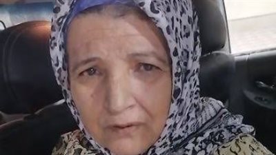 التفاصيل الكاملة لواقعة شاب يجبر والدته العاجزة على زحف السلم