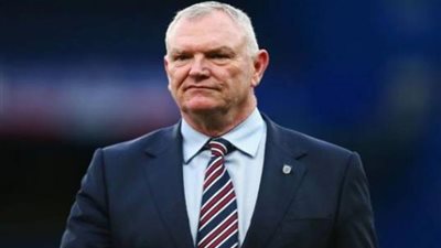 كلارك يترك منصبه في 