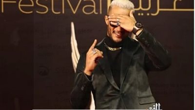 محمد رمضان يخطف الأنظار بإشارة 