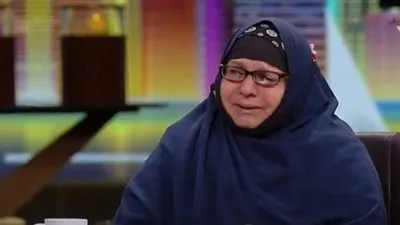 شاهد.. سيدة المطر تبكي على الهواء