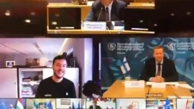 صحفي يخترق اجتماع سري لوزراء دفاع الاتحاد الأوروبي (فيديو)