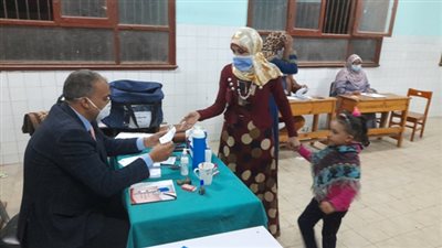 الأهالي يصطحبون أطفالهم خلال الإدلاء بأصواتهم في لجان الانتخابات ببني سويف (صور)