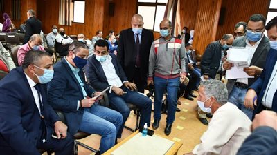 محافظ الفيوم يلتقي عددًا من المواطنين لبحث مطالبهم بمركز إطسا (صور)  
