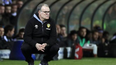 مدرب ليدز يونايتد ينتقد عودة الجماهير لبعض الأندية