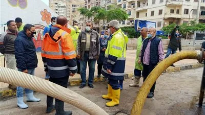 بالصور ..القابضة للصرف الصحي تتأكد من سحب تجمعات مياه الأمطار بمحافظة الأسكندرية