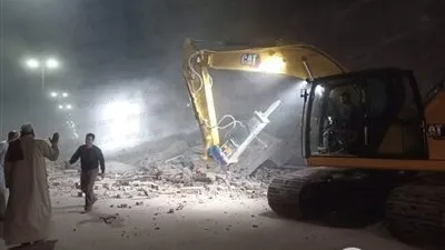 إزالة منزل لخطورته على السكان ومرتادي الطريق الزراعي بطوخ