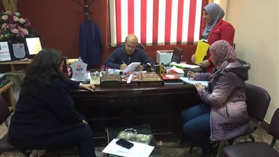 رئيس حي عين شمس يناقش خطة تطوير المدارس وحديقة جسر السويس