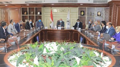 محافظ بني سويف يناقش المسودة النهائية للإستراتيجية العامة للتنمية الاقتصادية 