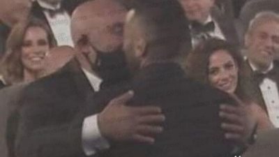 بعد خلافهما.. أحمد السقا يقبل تامر حسني في مهرجان القاهرة السينمائي