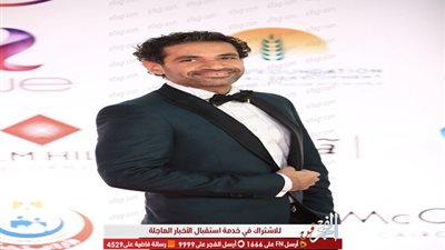 صدقي صخر يتألق على السجادة الحمراء في افتتاح مهرجان القاهرة