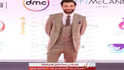 كريم قاسم على السجادة الحمراء في افتتاح مهرجان القاهرة بدورته 42