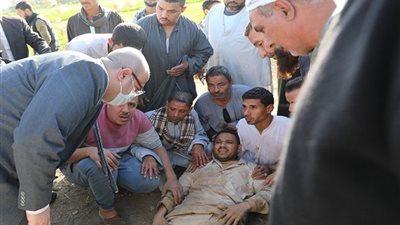 محافظ بني سويف يوقف خط سيره لإسعاف مصاب في حادث (صور)