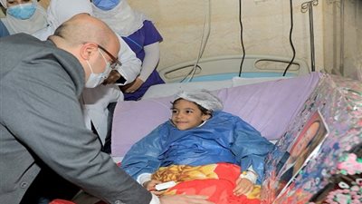 محافظ بني سويف يسلم للطفلة 