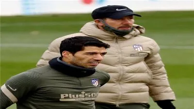 سواريز يعود لمران أتلتيكو مدريد إستعدادًا لمباراة بلد الوليد بالليجا