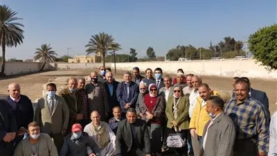 وزير قطاع الاعمال العام يشهد مزادا للقطن في مدينة الزقازيق