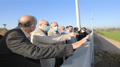 وزير الري ومحافظ بني سويف يتابعان سير العمل بمشروع تبطين الترع (صور)