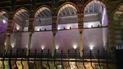 السياحة والآثار تنهي أعمال المرحلة الأولى من إضاءات شارع المعز (صور) 