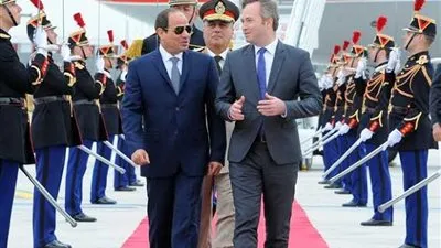 بالخيالة والموسيقى العسكرية.. كيف استقبلت باريس الرئيس السيسي؟